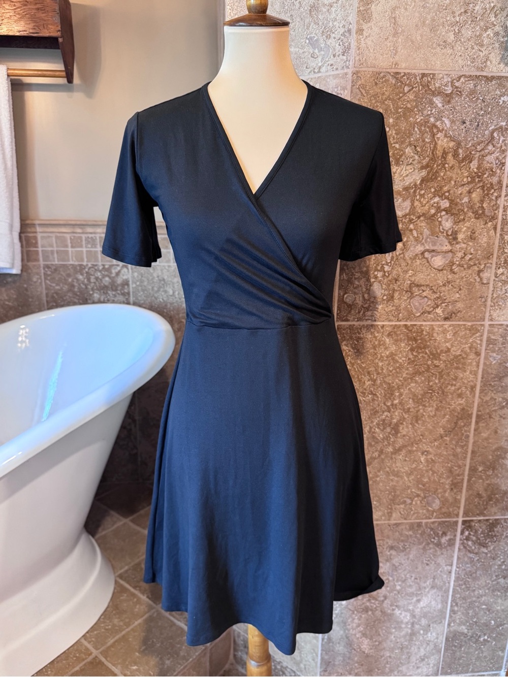 41 Hawthorn Black Short-Sleeve Faux Wrap Dress small